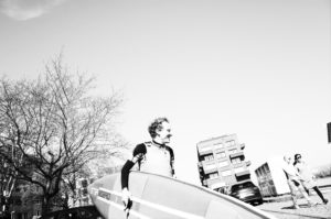 News 9 SUP Raceboard unterm Arm durch den Zollhafen tragen